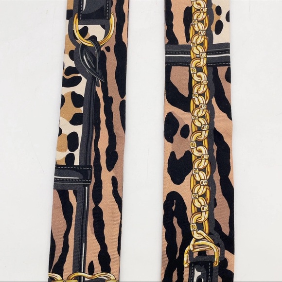 Auth LOUIS VUITTON Monogram
Leopard Print Silk Bandeau Scarf - Picture 12 of 16